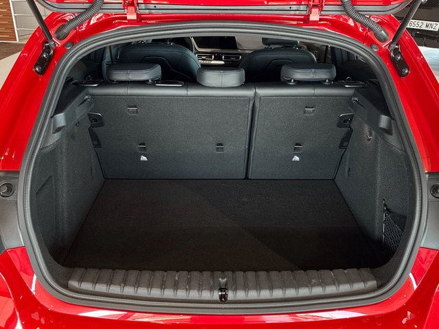 BMW Serie 1 118d color Rojo. Año 2024. 110KW(150CV). Diésel. En concesionario BMW Marcos Automoción de Valencia