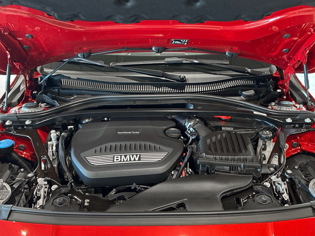 BMW Serie 1 118d color Rojo. Año 2024. 110KW(150CV). Diésel. En concesionario BMW Marcos Automoción de Valencia