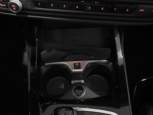 BMW Serie 1 118d color Rojo. Año 2024. 110KW(150CV). Diésel. En concesionario BMW Marcos Automoción de Valencia