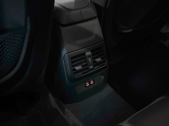 BMW Serie 1 118d color Rojo. Año 2024. 110KW(150CV). Diésel. En concesionario BMW Marcos Automoción de Valencia