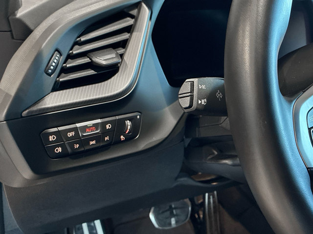 BMW Serie 1 118d color Rojo. Año 2024. 110KW(150CV). Diésel. En concesionario BMW Marcos Automoción de Valencia