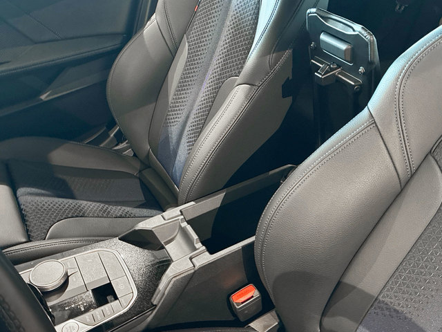 BMW Serie 1 118d color Rojo. Año 2024. 110KW(150CV). Diésel. En concesionario BMW Marcos Automoción de Valencia