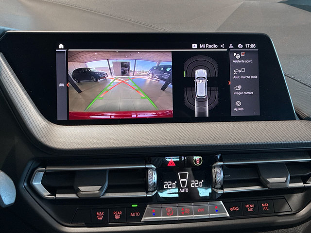 BMW Serie 1 118d color Rojo. Año 2024. 110KW(150CV). Diésel. En concesionario BMW Marcos Automoción de Valencia