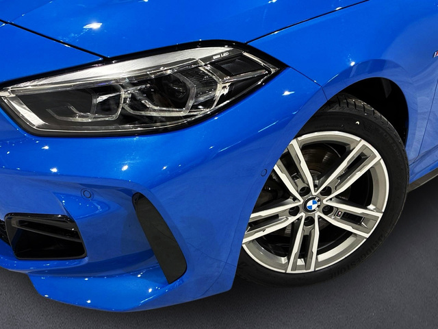 BMW Serie 1 118d color Azul. Año 2024. 110KW(150CV). Diésel. En concesionario BMW Marcos Automoción de Valencia