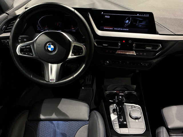 BMW Serie 1 118d color Azul. Año 2024. 110KW(150CV). Diésel. En concesionario BMW Marcos Automoción de Valencia