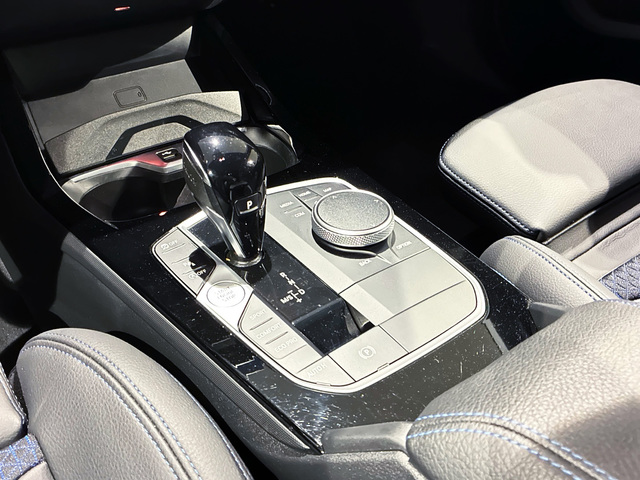 BMW Serie 1 118d color Azul. Año 2024. 110KW(150CV). Diésel. En concesionario BMW Marcos Automoción de Valencia