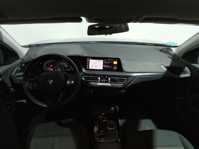 BMW Serie 1 118i color Negro. Año 2021. 103KW(140CV). Gasolina. En concesionario Hispamovil Elche de Alicante