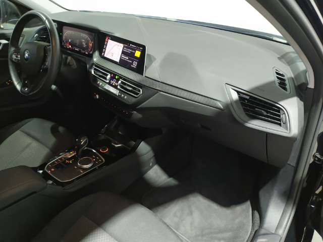 BMW Serie 1 118i color Negro. Año 2021. 103KW(140CV). Gasolina. En concesionario Hispamovil Elche de Alicante