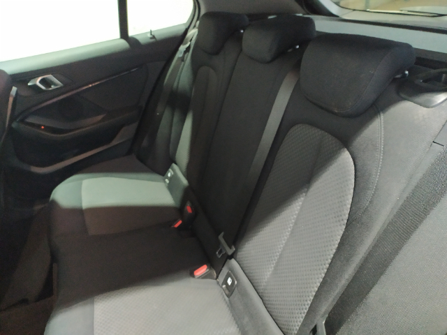 BMW Serie 1 118i color Negro. Año 2021. 103KW(140CV). Gasolina. En concesionario Hispamovil Elche de Alicante