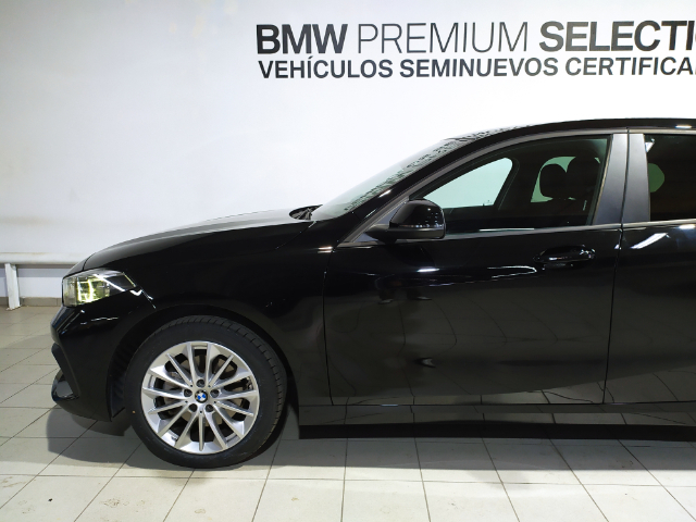 BMW Serie 1 118i color Negro. Año 2021. 103KW(140CV). Gasolina. En concesionario Hispamovil Elche de Alicante