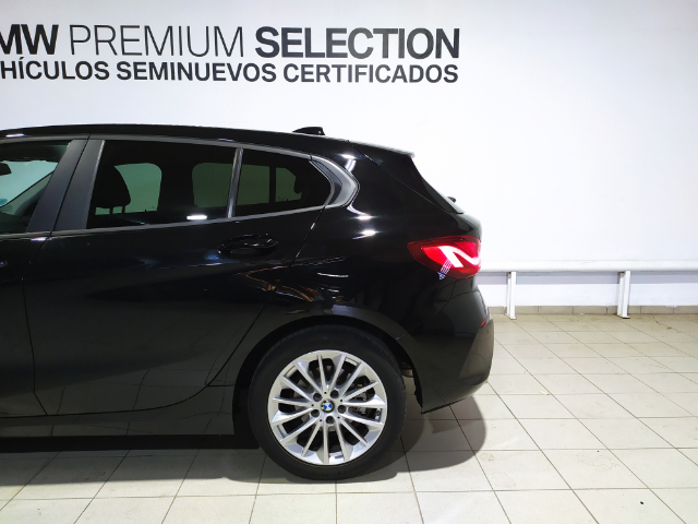 BMW Serie 1 118i color Negro. Año 2021. 103KW(140CV). Gasolina. En concesionario Hispamovil Elche de Alicante