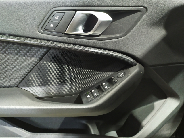 BMW Serie 1 118i color Negro. Año 2021. 103KW(140CV). Gasolina. En concesionario Hispamovil Elche de Alicante