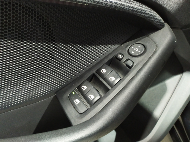 BMW Serie 1 118i color Negro. Año 2021. 103KW(140CV). Gasolina. En concesionario Hispamovil Elche de Alicante