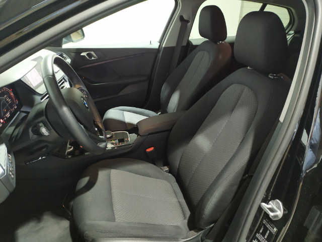 BMW Serie 1 118i color Negro. Año 2021. 103KW(140CV). Gasolina. En concesionario Hispamovil Elche de Alicante