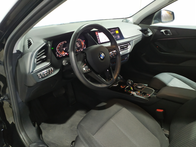 BMW Serie 1 118i color Negro. Año 2021. 103KW(140CV). Gasolina. En concesionario Hispamovil Elche de Alicante