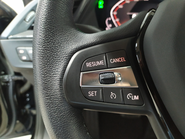 BMW Serie 1 118i color Negro. Año 2021. 103KW(140CV). Gasolina. En concesionario Hispamovil Elche de Alicante