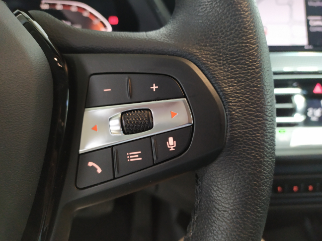 BMW Serie 1 118i color Negro. Año 2021. 103KW(140CV). Gasolina. En concesionario Hispamovil Elche de Alicante