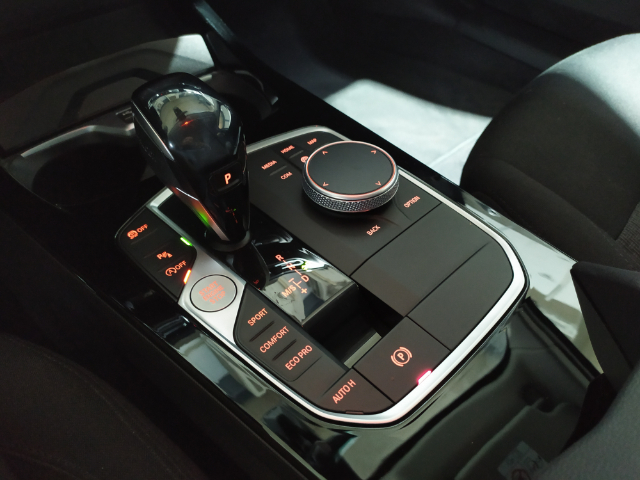 BMW Serie 1 118i color Negro. Año 2021. 103KW(140CV). Gasolina. En concesionario Hispamovil Elche de Alicante