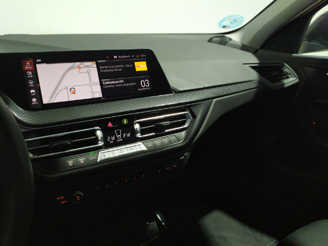 BMW Serie 1 118i color Negro. Año 2021. 103KW(140CV). Gasolina. En concesionario Hispamovil Elche de Alicante