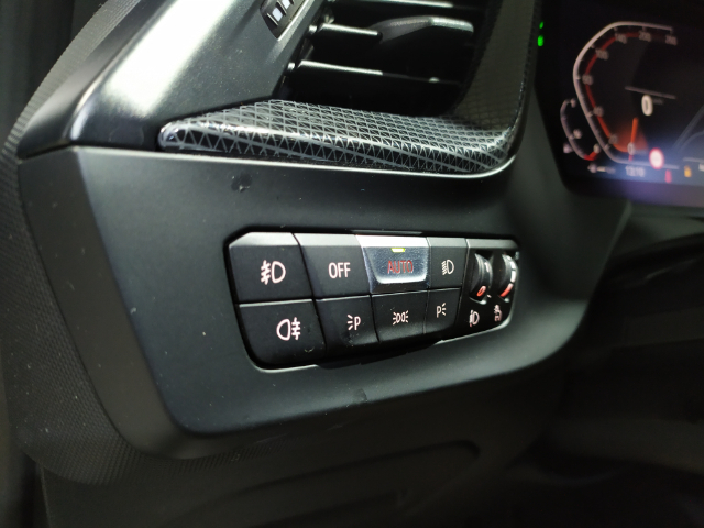 BMW Serie 1 118i color Negro. Año 2021. 103KW(140CV). Gasolina. En concesionario Hispamovil Elche de Alicante