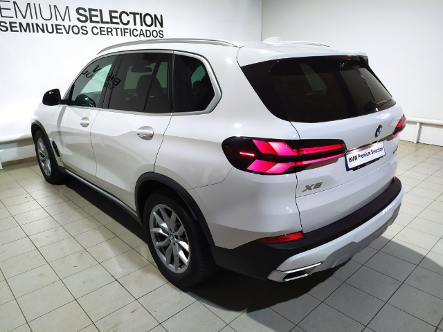 BMW X5 xDrive30d color Blanco. Año 2024. 219KW(298CV). Diésel. En concesionario Hispamovil Elche de Alicante