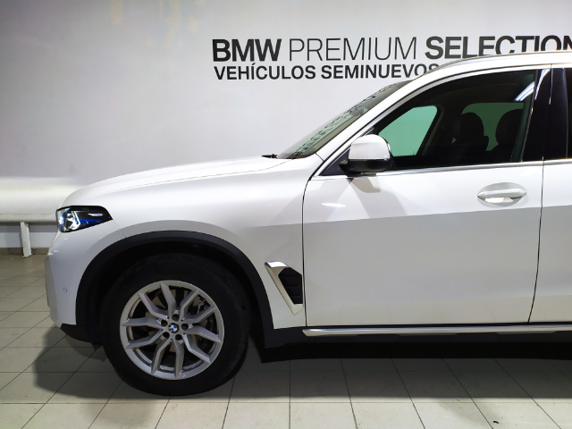 BMW X5 xDrive30d color Blanco. Año 2024. 219KW(298CV). Diésel. En concesionario Hispamovil Elche de Alicante