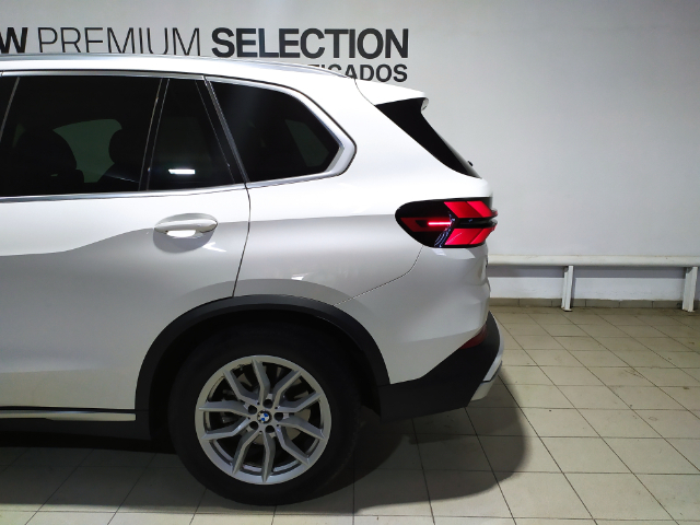 BMW X5 xDrive30d color Blanco. Año 2024. 219KW(298CV). Diésel. En concesionario Hispamovil Elche de Alicante