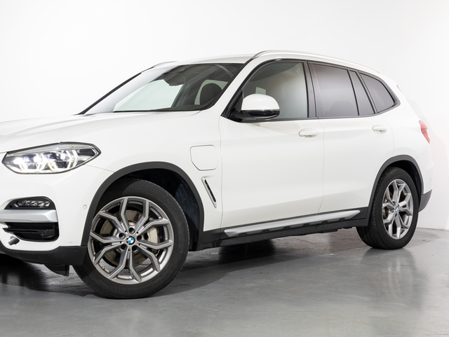BMW X3 xDrive30e color Blanco. Año 2021. 215KW(292CV). Híbrido Electro/Gasolina. En concesionario Oliva Motor Girona de Girona