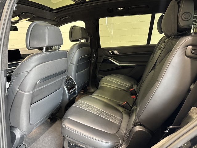BMW X7 xDrive40d color Negro. Año 2023. 259KW(352CV). Diésel. En concesionario Motor Munich Cadi - Manresa - VO de Barcelona