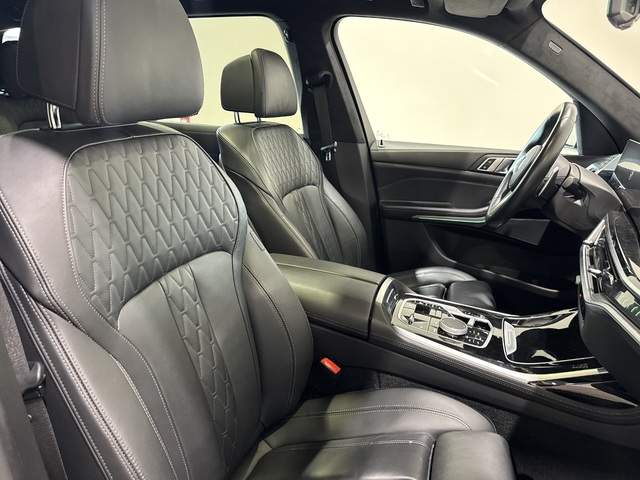 BMW X7 xDrive40d color Negro. Año 2023. 259KW(352CV). Diésel. En concesionario Motor Munich Cadi - Manresa - VO de Barcelona