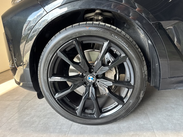 BMW X7 xDrive40d color Negro. Año 2023. 259KW(352CV). Diésel. En concesionario Motor Munich Cadi - Manresa - VO de Barcelona