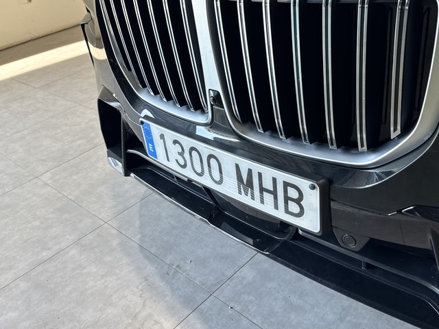 BMW X7 xDrive40d color Negro. Año 2023. 259KW(352CV). Diésel. En concesionario Motor Munich Cadi - Manresa - VO de Barcelona