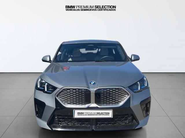 BMW iX2 xDrive30 color Gris. Año 2025. 230KW(313CV). Eléctrico. En concesionario Automotor Premium Marbella - Málaga de Málaga