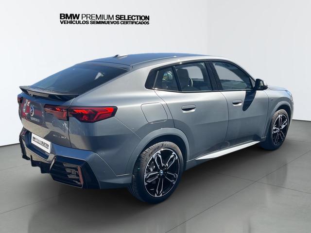 BMW iX2 xDrive30 color Gris. Año 2025. 230KW(313CV). Eléctrico. En concesionario Automotor Premium Marbella - Málaga de Málaga
