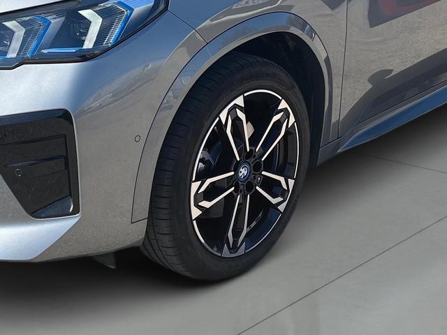 BMW iX2 xDrive30 color Gris. Año 2025. 230KW(313CV). Eléctrico. En concesionario Automotor Premium Marbella - Málaga de Málaga