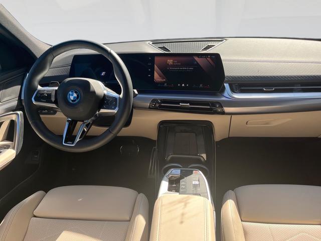 BMW iX2 xDrive30 color Gris. Año 2025. 230KW(313CV). Eléctrico. En concesionario Automotor Premium Marbella - Málaga de Málaga