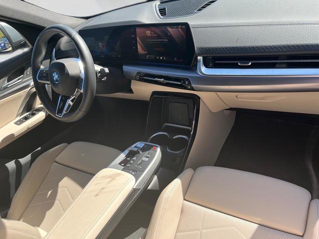 BMW iX2 xDrive30 color Gris. Año 2025. 230KW(313CV). Eléctrico. En concesionario Automotor Premium Marbella - Málaga de Málaga