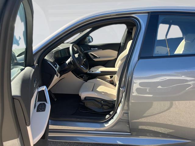 BMW iX2 xDrive30 color Gris. Año 2025. 230KW(313CV). Eléctrico. En concesionario Automotor Premium Marbella - Málaga de Málaga