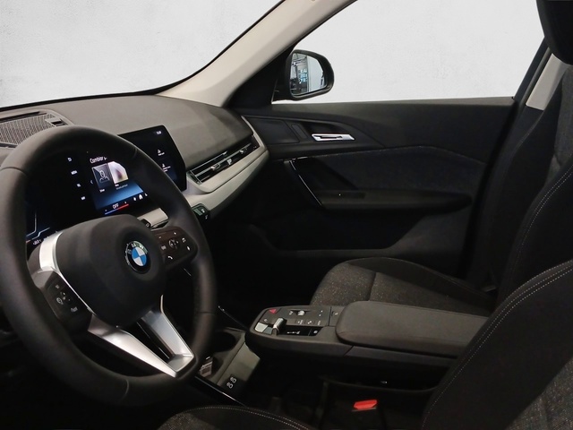 BMW X1 sDrive18i color Negro. Año 2025. 100KW(136CV). Gasolina. En concesionario Enekuri Motor de Vizcaya