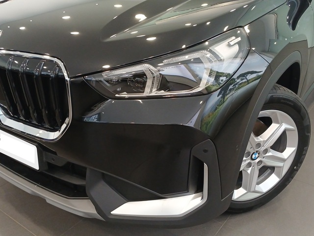 BMW X1 sDrive18i color Negro. Año 2025. 100KW(136CV). Gasolina. En concesionario Enekuri Motor de Vizcaya