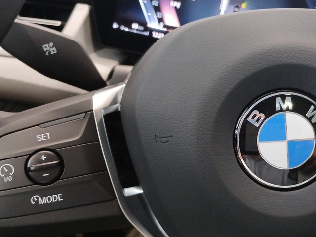 BMW X1 sDrive18i color Negro. Año 2025. 100KW(136CV). Gasolina. En concesionario Enekuri Motor de Vizcaya