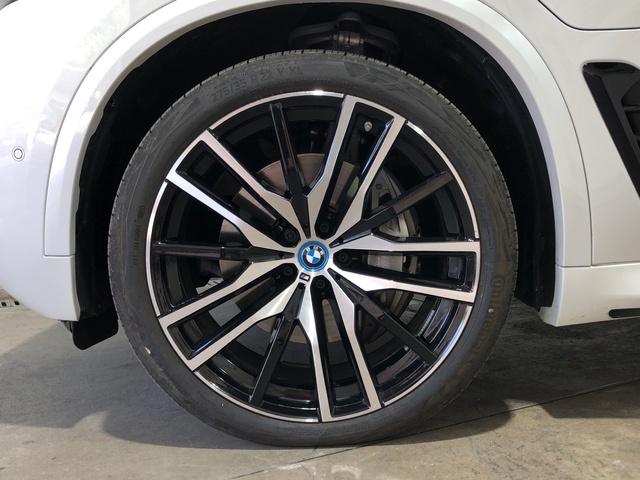 BMW X5 xDrive50e color Blanco. Año 2024. 360KW(489CV). Híbrido Electro/Gasolina. En concesionario Movilnorte El Plantio de Madrid