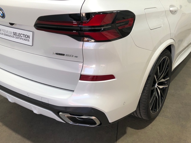 BMW X5 xDrive50e color Blanco. Año 2024. 360KW(489CV). Híbrido Electro/Gasolina. En concesionario Movilnorte El Plantio de Madrid