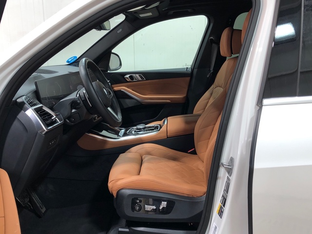 BMW X5 xDrive50e color Blanco. Año 2024. 360KW(489CV). Híbrido Electro/Gasolina. En concesionario Movilnorte El Plantio de Madrid