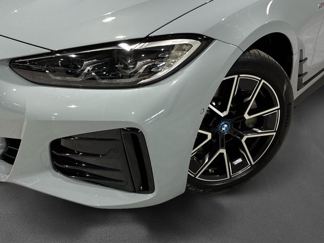BMW i4 eDrive40 color Gris. Año 2023. 250KW(340CV). Eléctrico. En concesionario BMW Marcos Automoción de Valencia