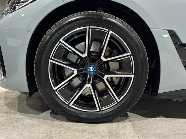BMW i4 eDrive40 color Gris. Año 2023. 250KW(340CV). Eléctrico. En concesionario BMW Marcos Automoción de Valencia