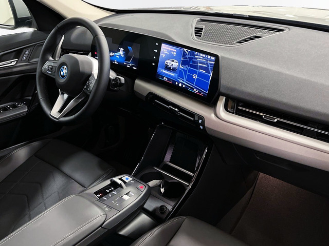 BMW iX1 eDrive20 color Gris Plata. Año 2025. 150KW(204CV). Eléctrico. En concesionario Engasa S.A. de Valencia