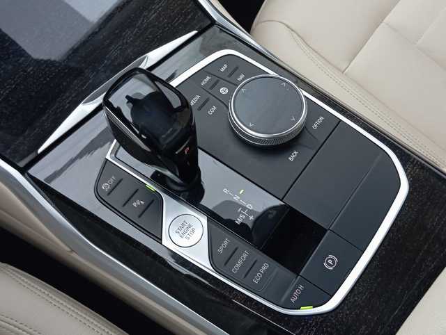 BMW Serie 3 320d color Azul. Año 2021. 140KW(190CV). Diésel. En concesionario Augusta Aragon S.A. de Zaragoza