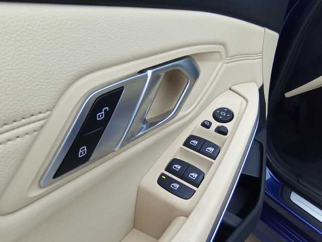 BMW Serie 3 320d color Azul. Año 2021. 140KW(190CV). Diésel. En concesionario Augusta Aragon S.A. de Zaragoza