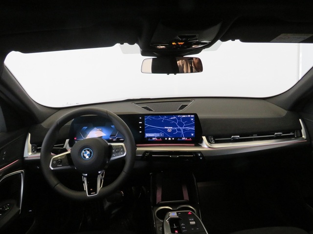 BMW iX2 eDrive20 color Negro. Año 2025. 150KW(204CV). Eléctrico. En concesionario Lugauto S.A. de Lugo